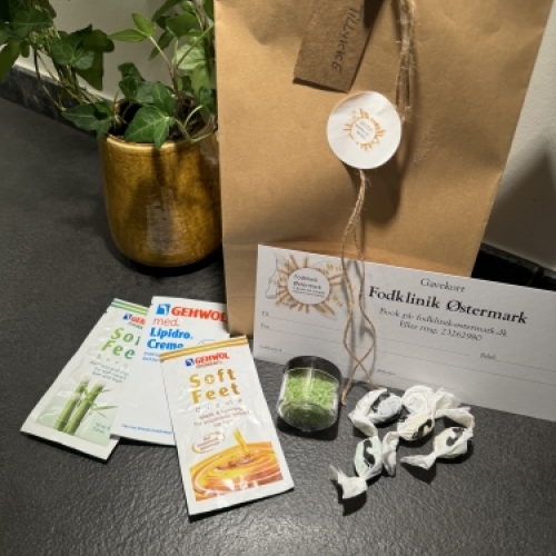 Gavekort til fodpleje hos Fodklinik Østermark med tilhørende produkter og gavepose