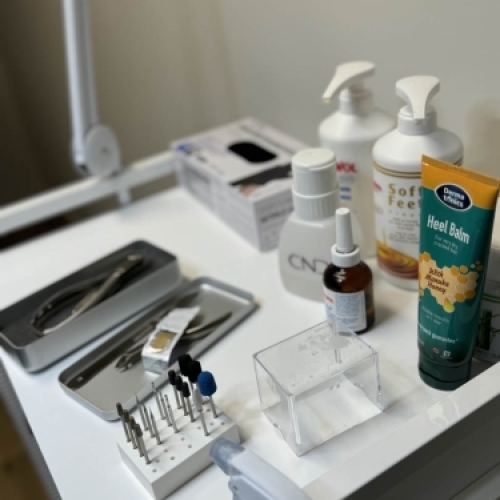 Professionelt fodplejeudstyr og plejeprodukter klar til behandling i klinik